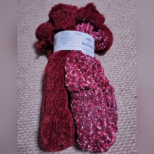 Jane & Bleecker NWT 2‎ pr burgundy slippers with soft grips on bottom